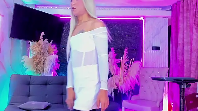 Queens Wonders Blonders online show from May 15, 2026, 9:18 am