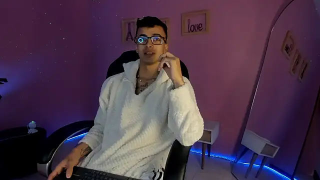 Snapshot of the_fenix_boy chatting on December 2, 2025, 1:17 am the fenix boy online show from December 2, 2025, 1:17 am