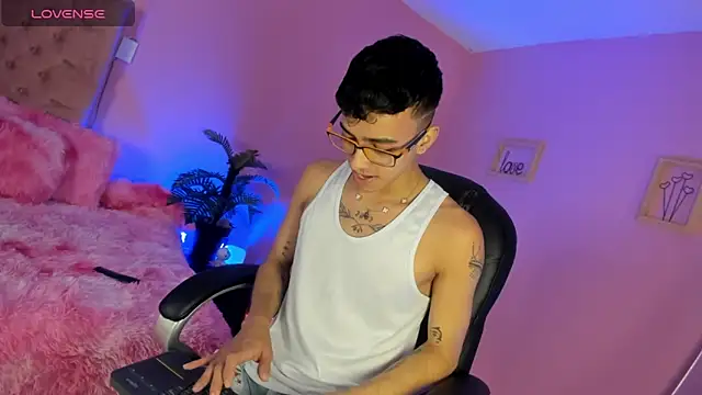 Snapshot of the_fenix_boy chatting on December 3, 2025, 3:07 am the fenix boy online show from December 3, 2025, 3:07 am