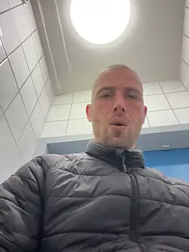 Rotteei1 online show from December 1, 2025, 9:43 am