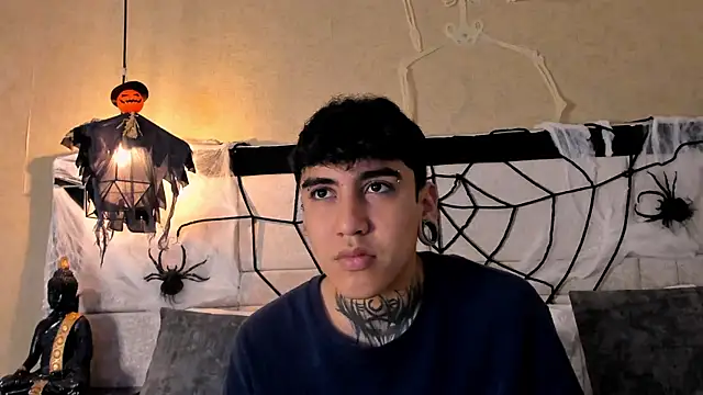 Snapshot of SantiOlsen chatting on October 24, 2025, 11:42 am SantiOlsen online show from October 24, 2025, 11:42 am