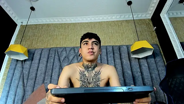 Snapshot of SantiOlsen chatting on October 21, 2025, 11:42 am SantiOlsen online show from October 21, 2025, 11:42 am