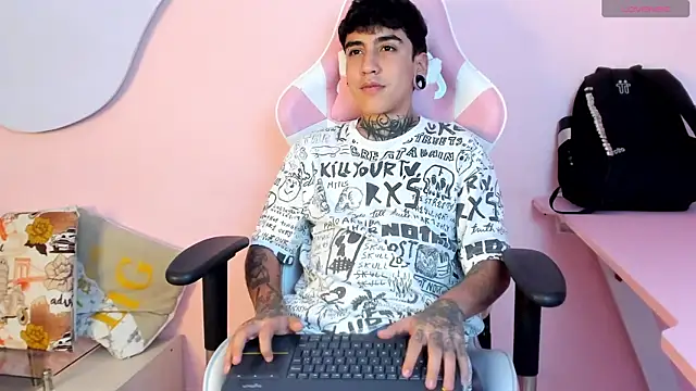 Snapshot of SantiOlsen chatting on October 26, 2025, 3:40 am SantiOlsen online show from October 26, 2025, 3:40 am