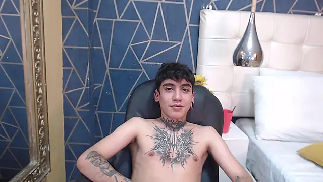 Snapshot of SantiOlsen chatting on November 2, 2025, 3:44 am SantiOlsen online show from November 2, 2025, 3:44 am