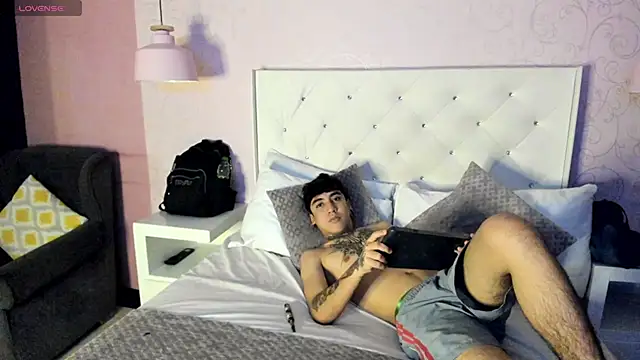 Snapshot of SantiOlsen chatting on November 7, 2025, 4:17 am SantiOlsen online show from November 7, 2025, 4:17 am