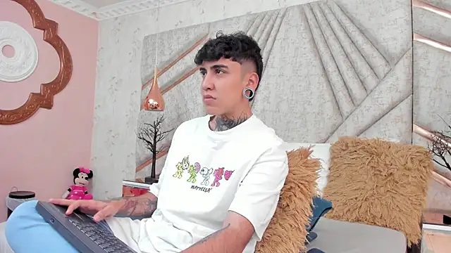 Snapshot of SantiOlsen chatting on December 4, 2025, 12:15 pm SantiOlsen online show from December 4, 2025, 12:15 pm