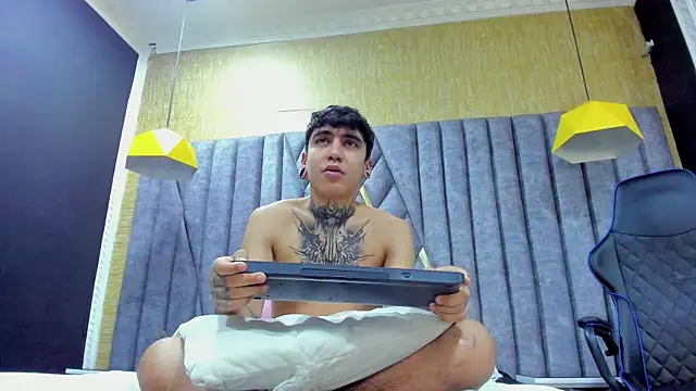 Snapshot of SantiOlsen chatting on November 13, 2025, 12:09 pm SantiOlsen online show from November 13, 2025, 12:09 pm