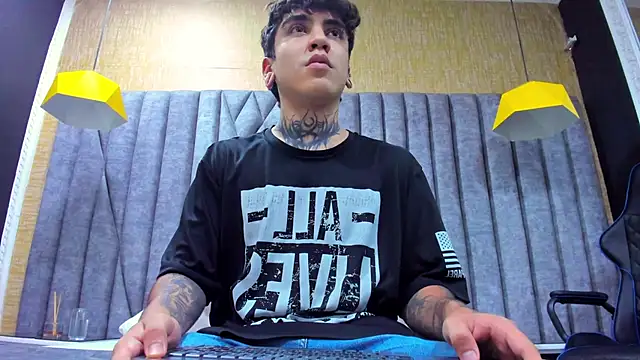 Snapshot of SantiOlsen chatting on November 22, 2025, 7:35 pm SantiOlsen online show from November 22, 2025, 7:35 pm