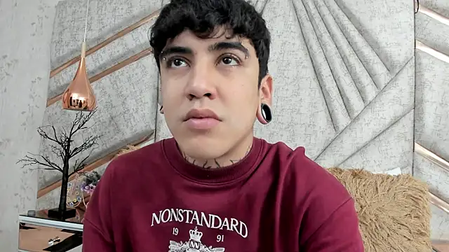 Snapshot of SantiOlsen chatting on November 18, 2025, 11:57 am SantiOlsen online show from November 18, 2025, 11:57 am