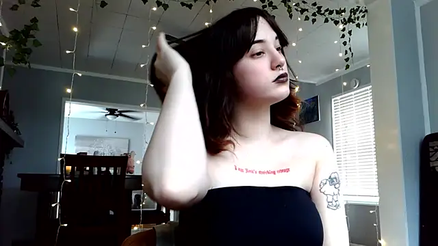 Trickylucy555 online show from April 4, 2026, 5:41 pm