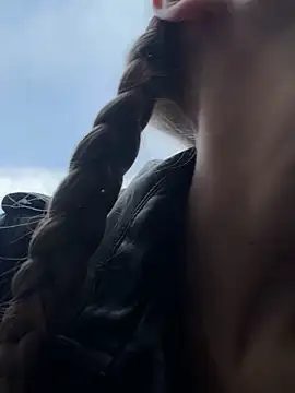 kira mia online show from May 9, 2026, 5:16 pm