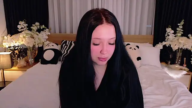 Felicia Herceg online show from November 13, 2025, 7:40 pm