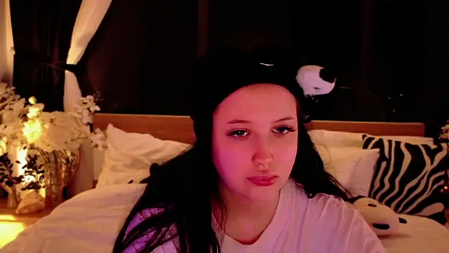 Felicia Herceg online show from November 16, 2025, 10:13 pm