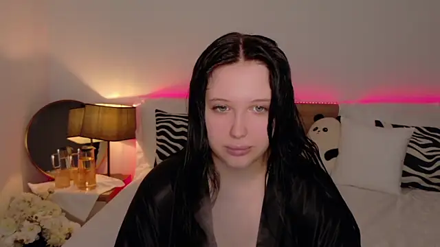 Felicia Herceg online show from November 7, 2025, 10:03 pm