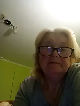 AmyLove353 online show from February 17, 2026, 9:01 pm