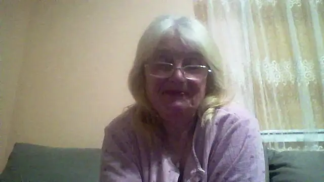 AmyLove353 online show from April 4, 2026, 9:43 pm