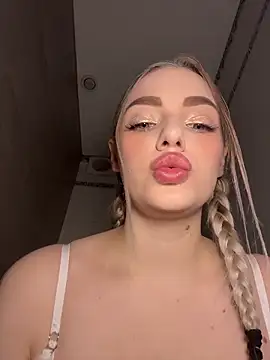 Snapshot of HugeBoobsAlice chatting on May 22, 2026, 5:27 am HugeBoobsAlice online show from May 22, 2026, 5:27 am