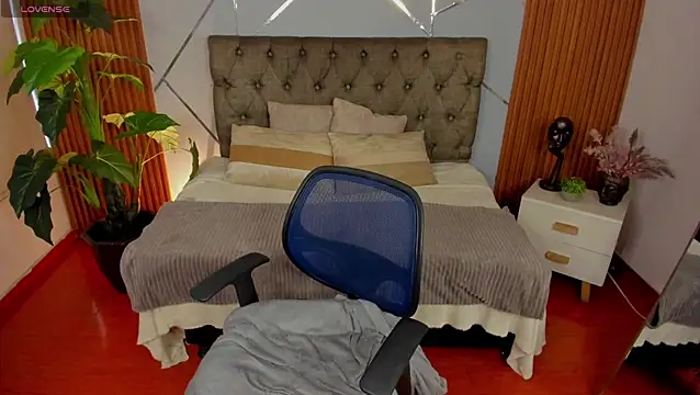 camilaa lux online show from November 14, 2025, 1:59 pm