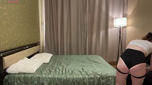 KarlynGow online show from February 12, 2026, 7:19 am