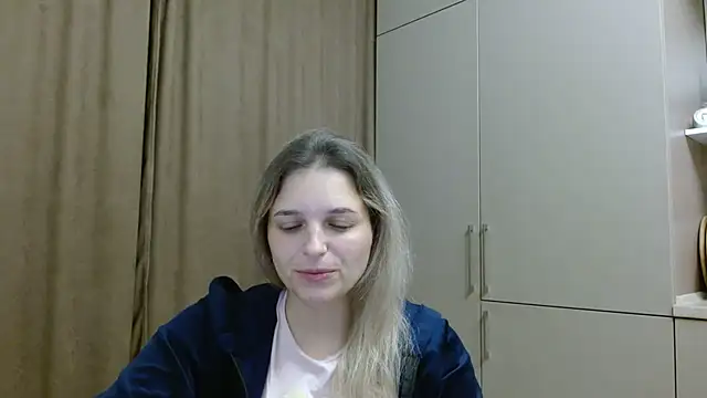 Snapshot of ElisSky301 chatting on November 18, 2025, 9:07 pm ElisSky301 online show from November 18, 2025, 9:07 pm