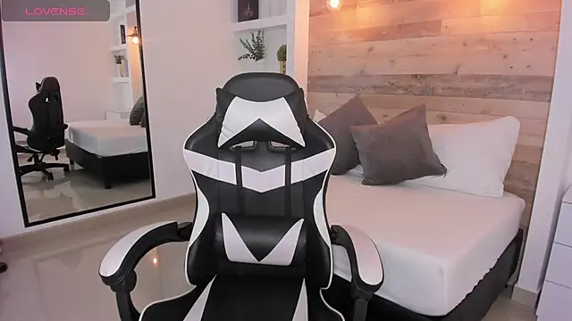 mia collins96 online show from February 13, 2026, 2:22 am