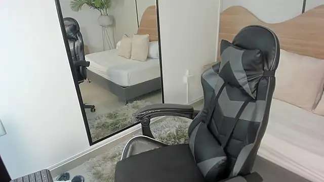 mia collins96 online show from November 26, 2025, 2:44 am