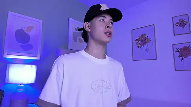 ApoloRicci online show from January 9, 2026, 7:43 pm