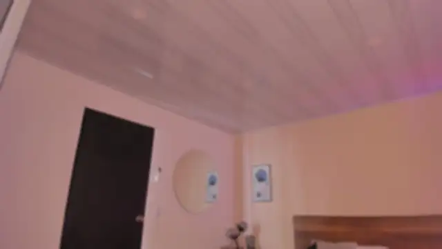 YariRose online show from December 17, 2025, 2:11 pm