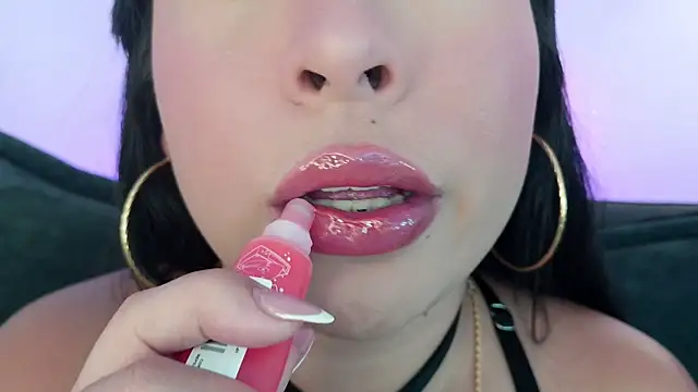 mia roux1 online show from May 17, 2026, 12:10 am