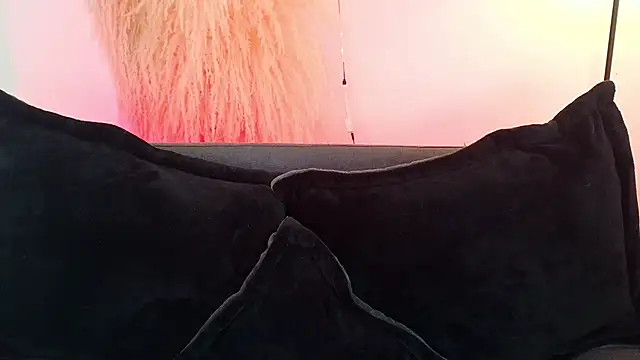 mia roux1 online show from April 1, 2026, 7:55 pm