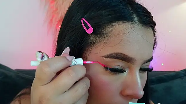 mia roux1 online show from April 9, 2026, 7:42 pm