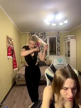 girls n roses online show from November 9, 2025, 4:33 pm