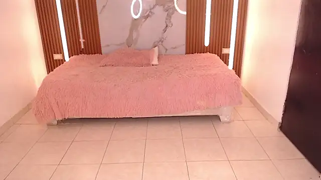 rosselyn  online show from November 22, 2025, 7:35 pm