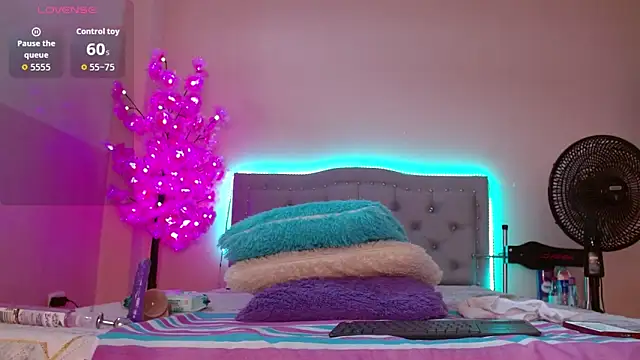 sexykiara  online show from December 3, 2025, 5:34 pm