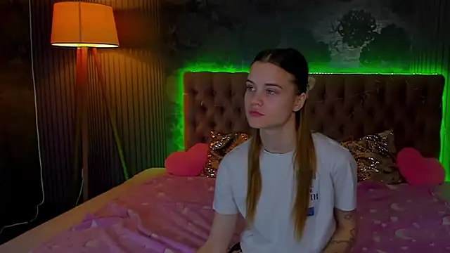 LuisaClover online show from November 28, 2025, 1:33 pm