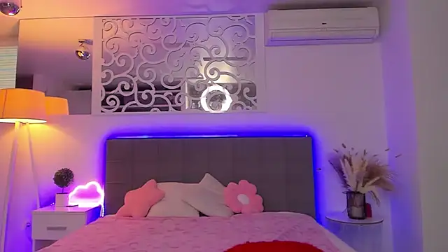 LuisaClover online show from February 7, 2026, 1:08 pm