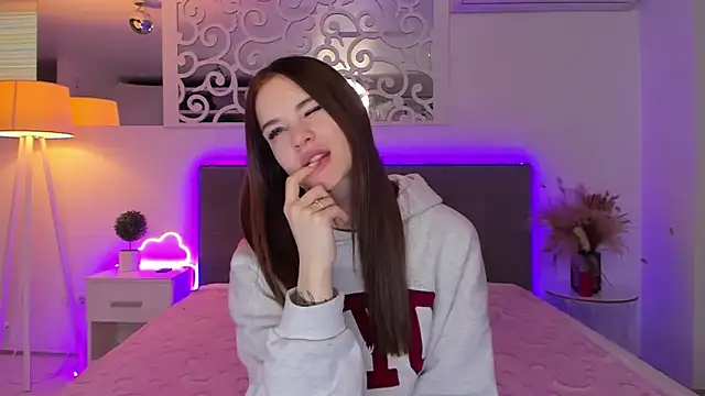 LuisaClover online show from February 20, 2026, 1:24 pm