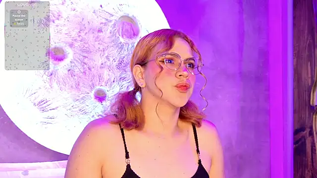 sussiestrawberry online show from November 10, 2025, 10:09 am