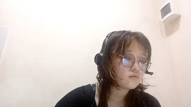 Snapshot of web3queen chatting on October 23, 2025, 3:43 pm web3queen online show from October 23, 2025, 3:43 pm