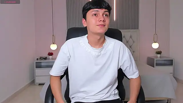 Maxii18  online show from December 19, 2025, 6:21 pm