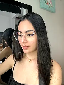 IslaCole online show from November 11, 2025, 9:09 pm