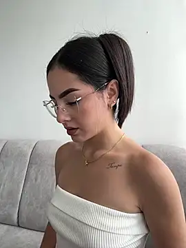 IslaCole online show from May 7, 2026, 8:34 pm