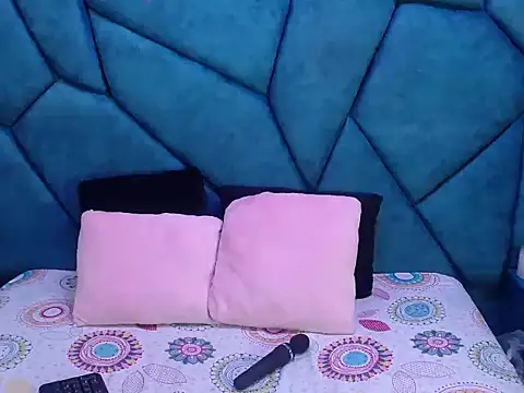 JulietaDiamond online show from March 25, 2026, 2:33 am