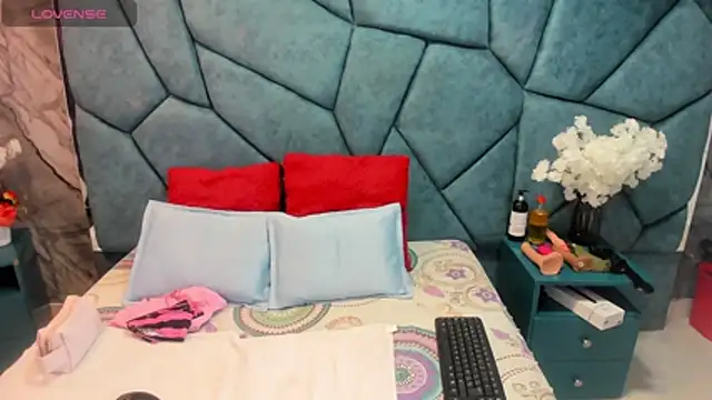JulietaDiamond online show from July 8, 2026, 3:30 am