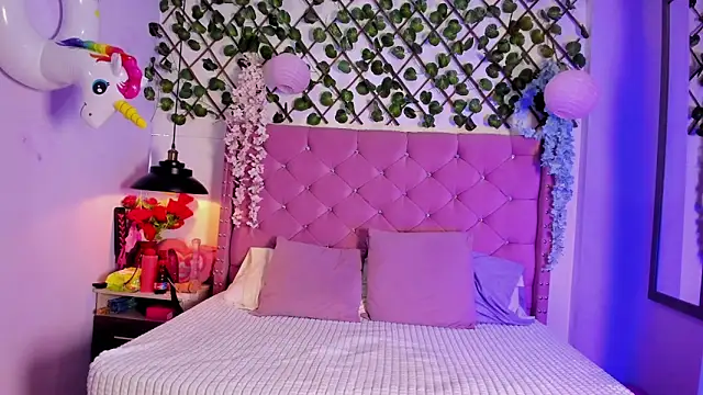Snapshot of Violet-Storm- chatting on October 24, 2025, 8:41 pm Violet-Storm- online show from October 24, 2025, 8:41 pm