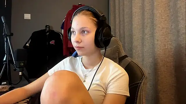 Softixq online show from November 5, 2025, 4:43 pm