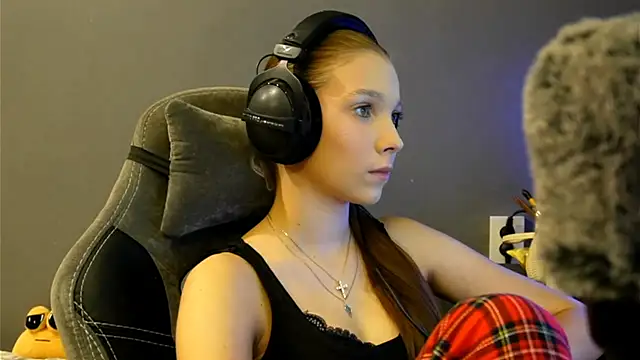 Softixq online show from December 14, 2025, 3:17 pm