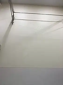 Bee Yellow00 online show from November 7, 2025, 4:39 am