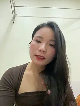 Bee Yellow00 online show from November 20, 2025, 4:57 am