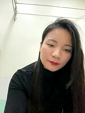 Bee Yellow00 online show from December 5, 2025, 4:44 am